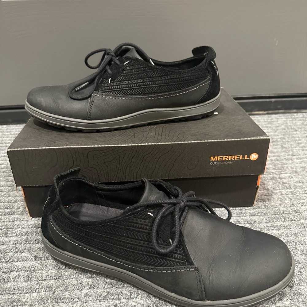 Merrell Women’s size 9 Black Slip-On Casual Loafers with Lace Detail